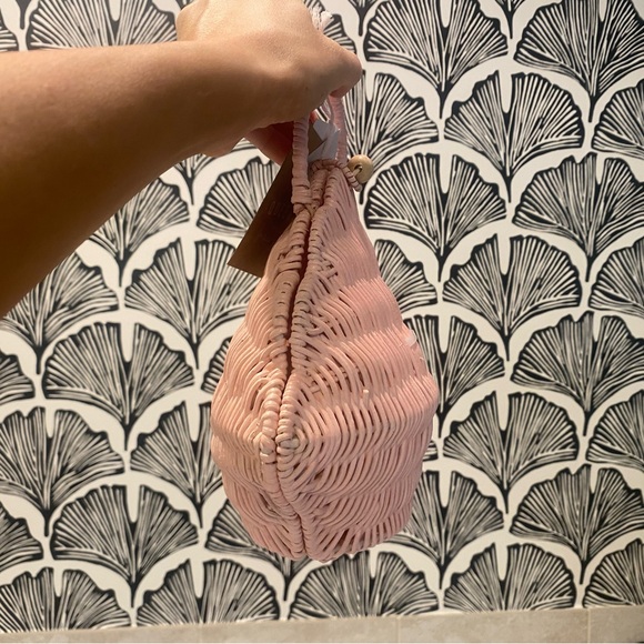 Pink clamshell wicker purse 🐚 - Picture 5 of 8